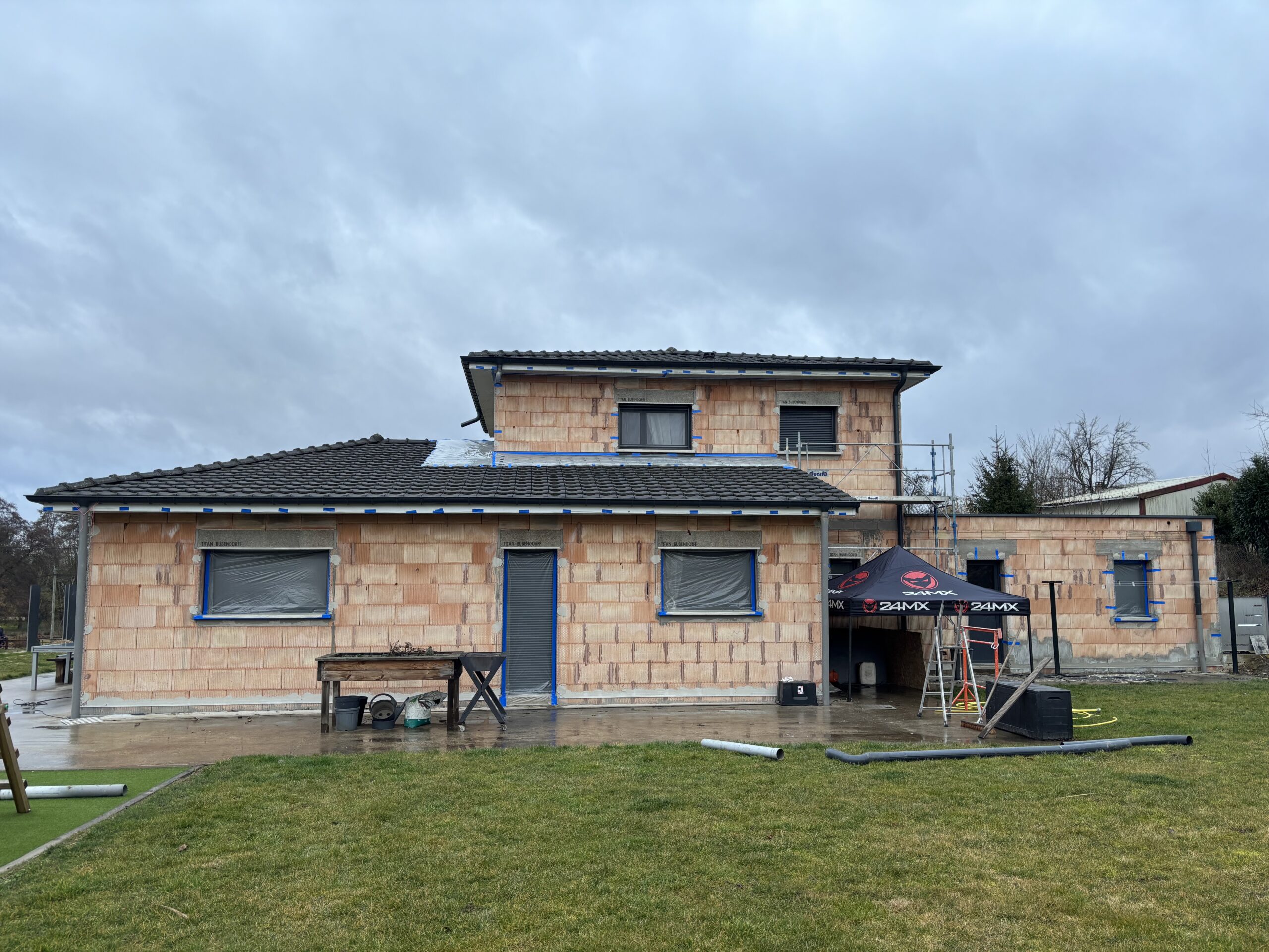 Maison neuve en brique à Aydoilles avant application d’un enduit de façade RPE.