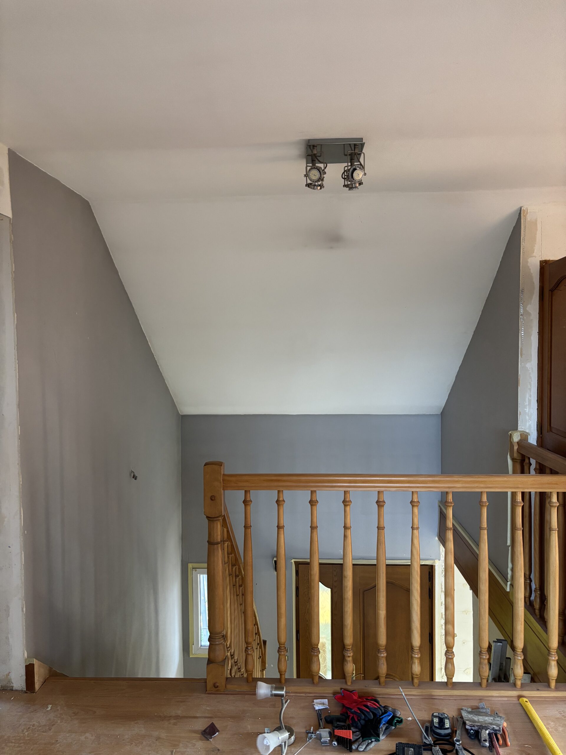 Photos avant travaux montrant une cage d’escalier nécessitant une rénovation des murs et plafonds à Rambervillers.