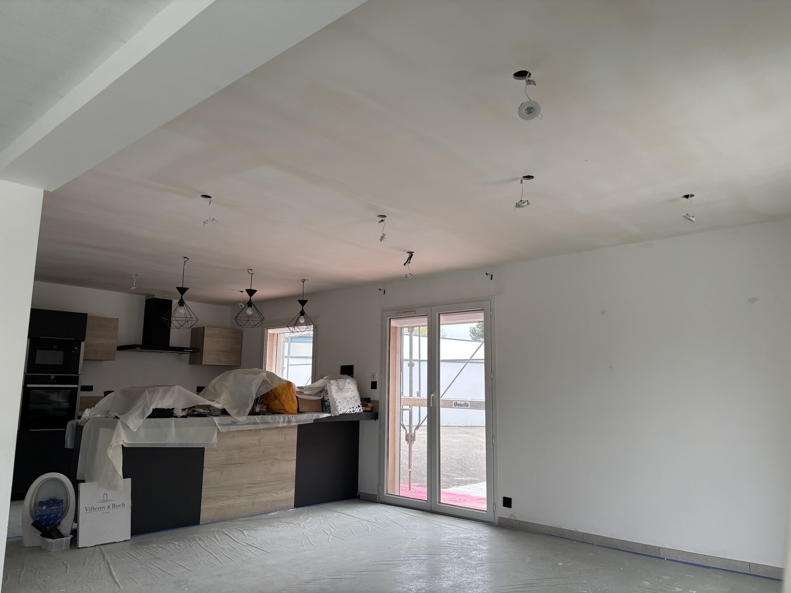 Travaux de rénovation de plafond avec préparation et peinture blanche mate.