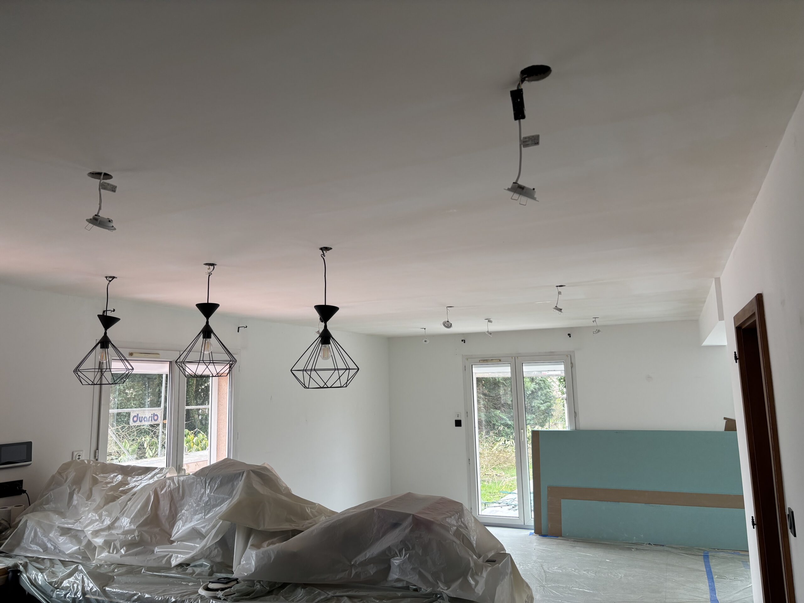 Plafond rénové avec enduit, ponçage et deux couches de peinture blanche mate.
