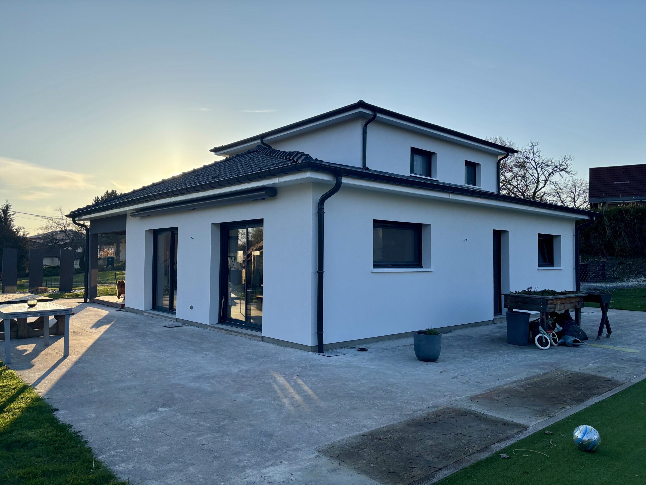 Façade neuve en brique avec revêtement RPE réalisée par un façadier à Aydoilles.