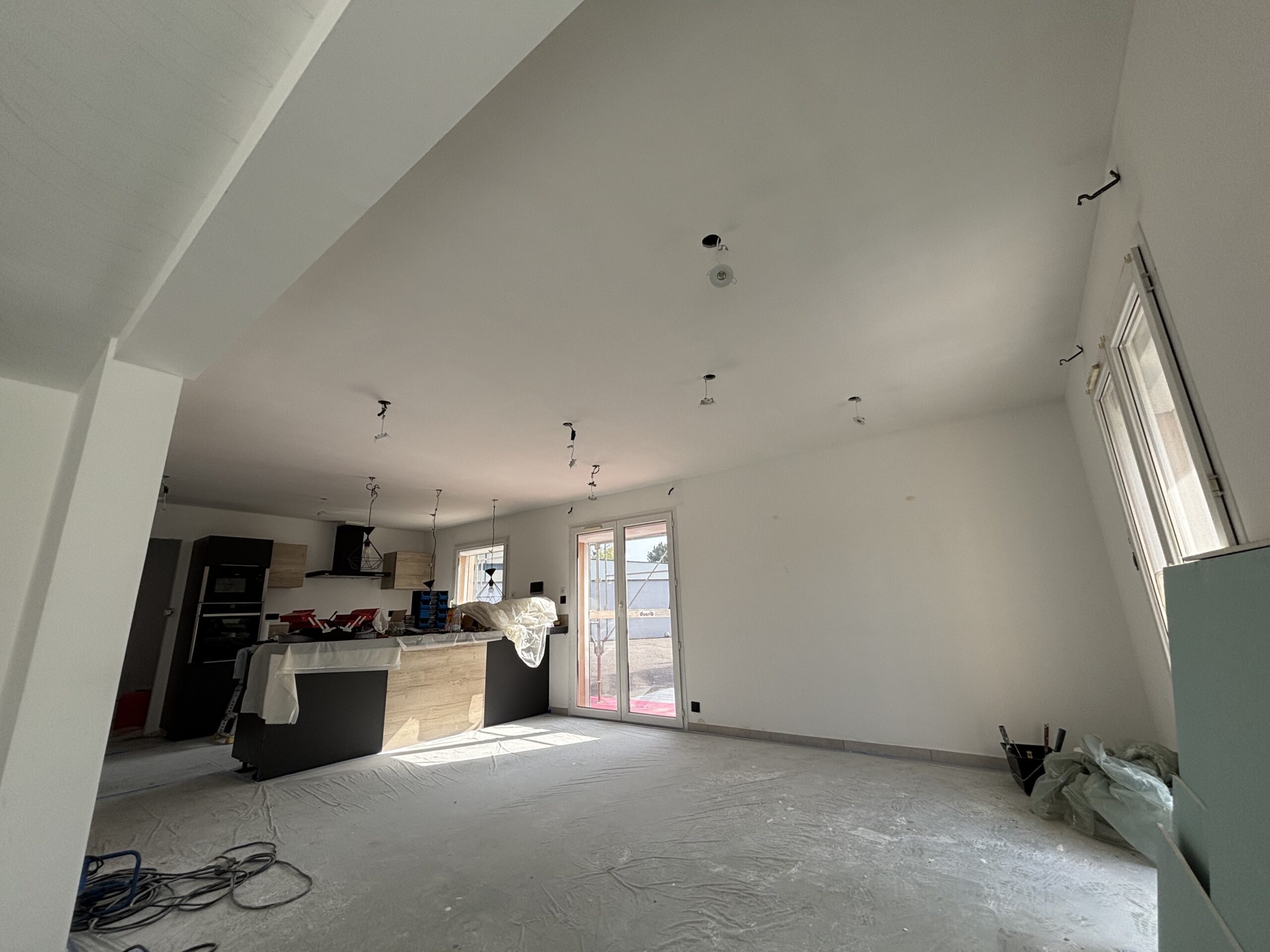 Plafond rénové avec reprise des bandes à joint, ratissage, ponçage et peinture blanche mate.