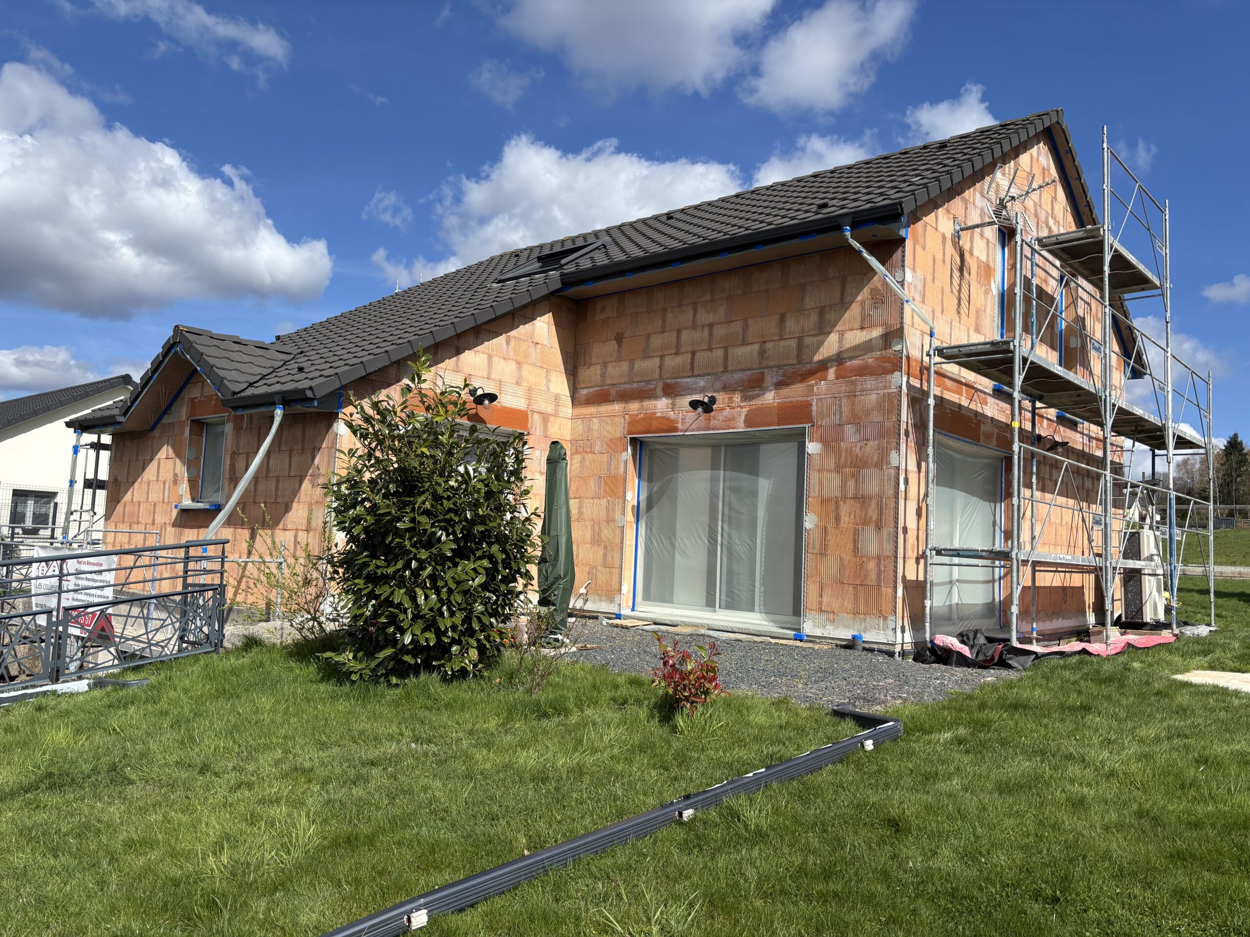 Préparation chantier façade échafaudage protections huisseries baguettes angles soubassement Vosges