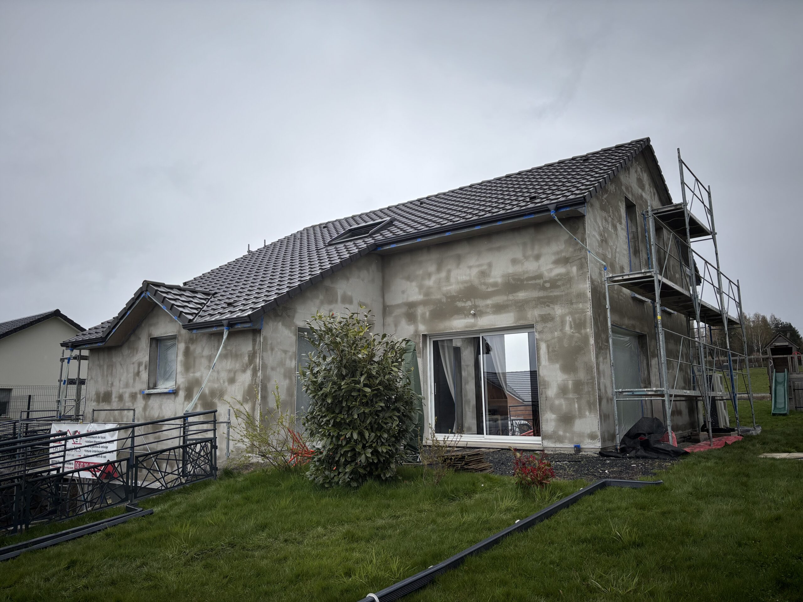 Enduit ciment chaux façade trame fibre verre chantier rénovation