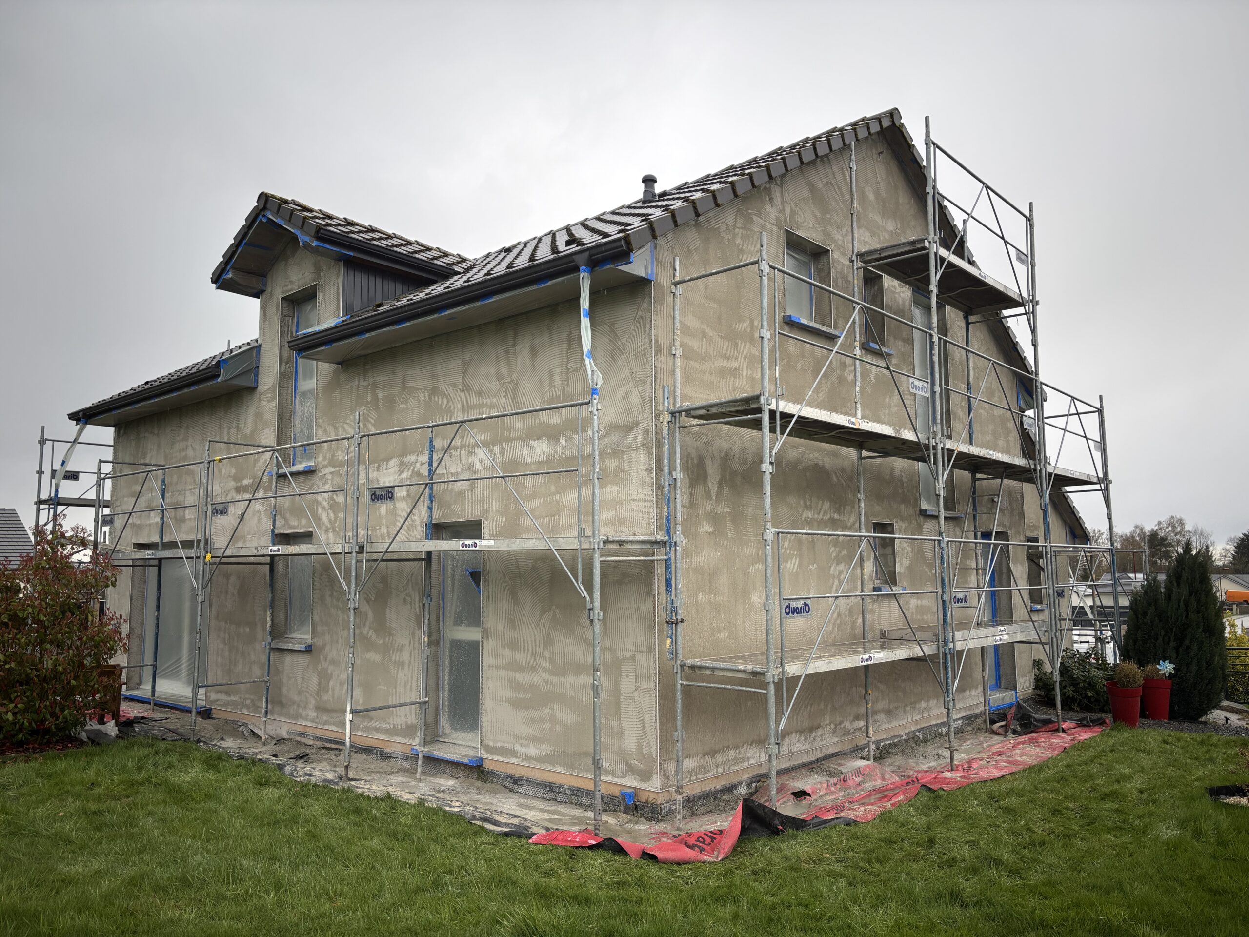Application sous-enduit ciment chaux façade maison Vosges