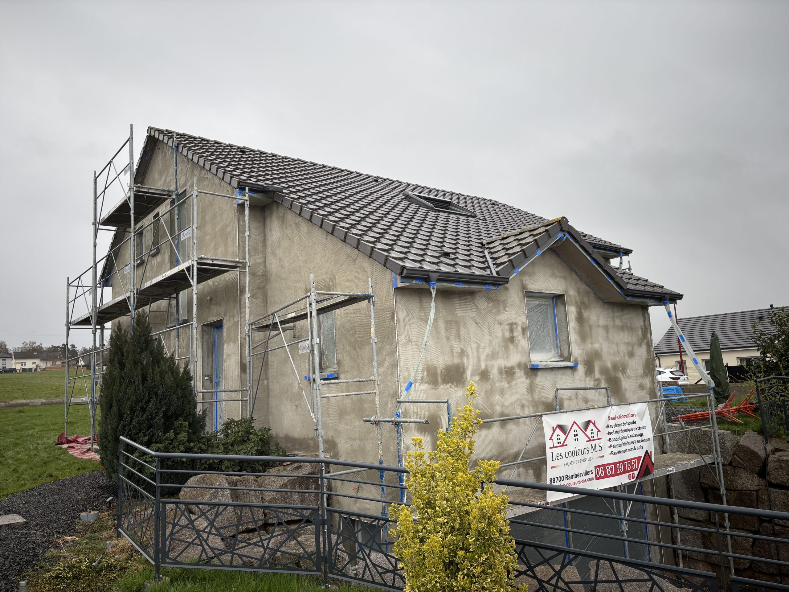 Sous-enduit ciment chaux avec trame fibre de verre chantier façade Jeanménil Vosges