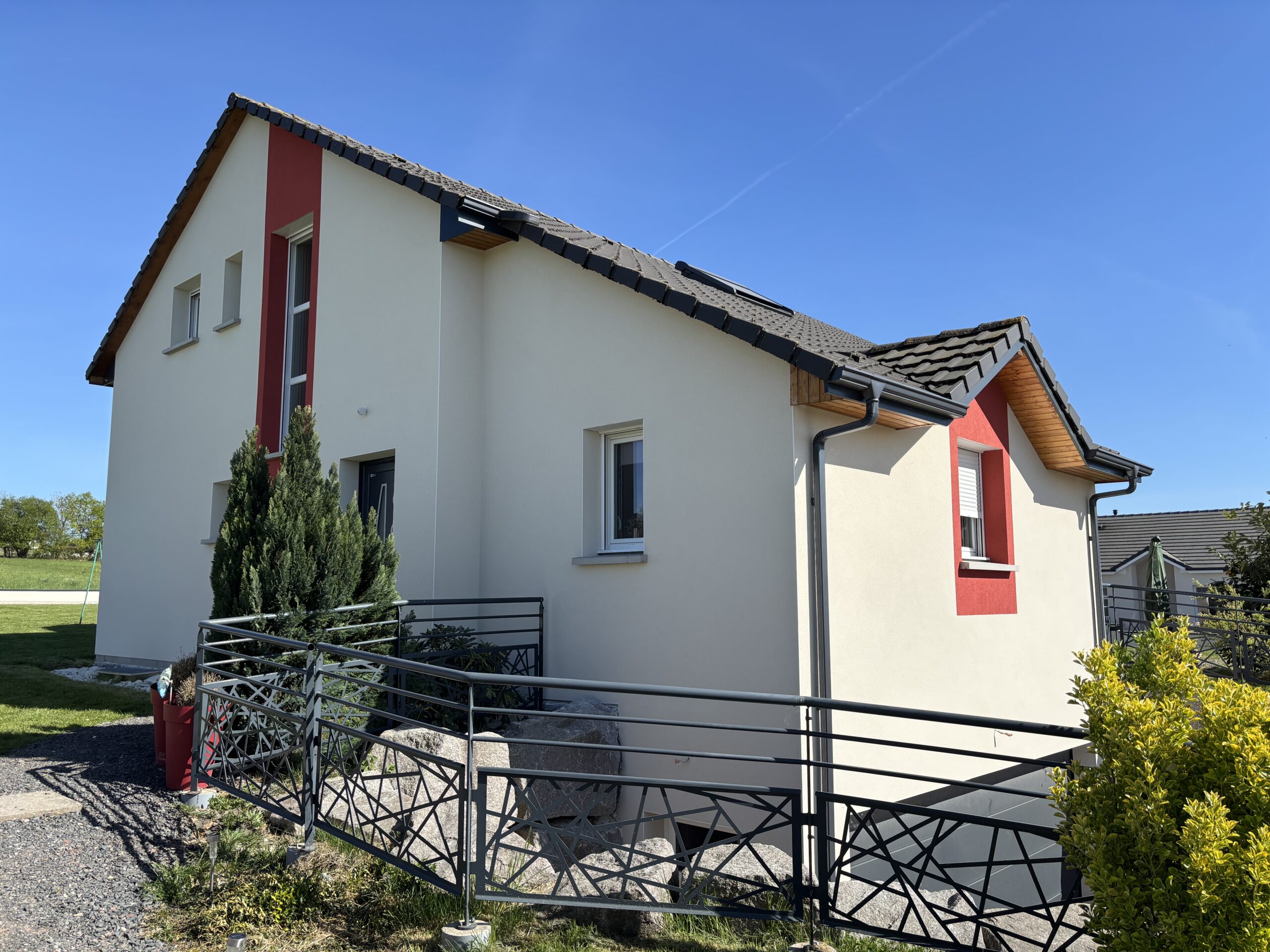 Rénovation façade à Jeanménil avec enduit chaux et finition grattée traditionnelle Vosges