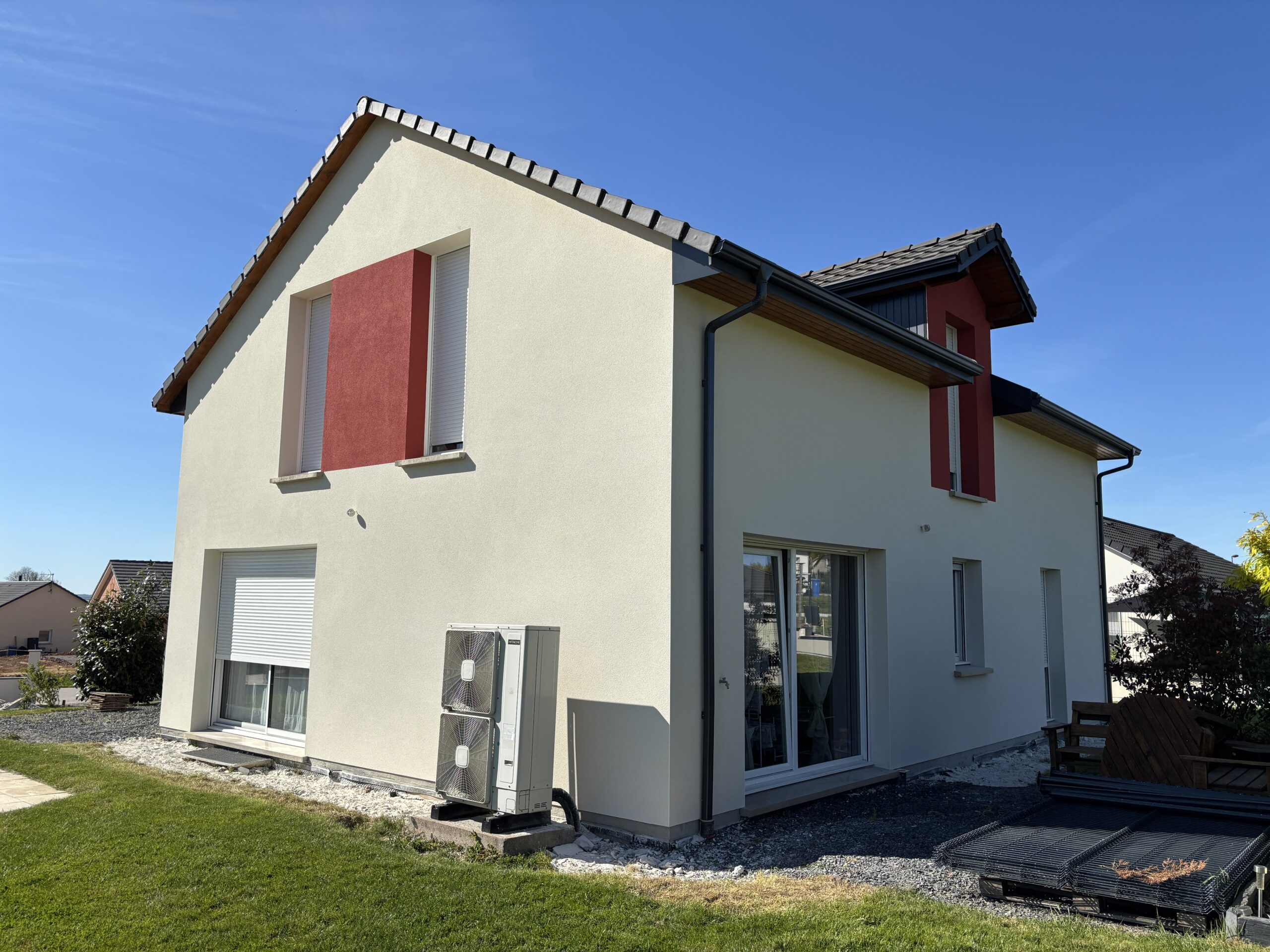 Façade rénovée enduit chaux finition grattée maison Vosges Jeanménil