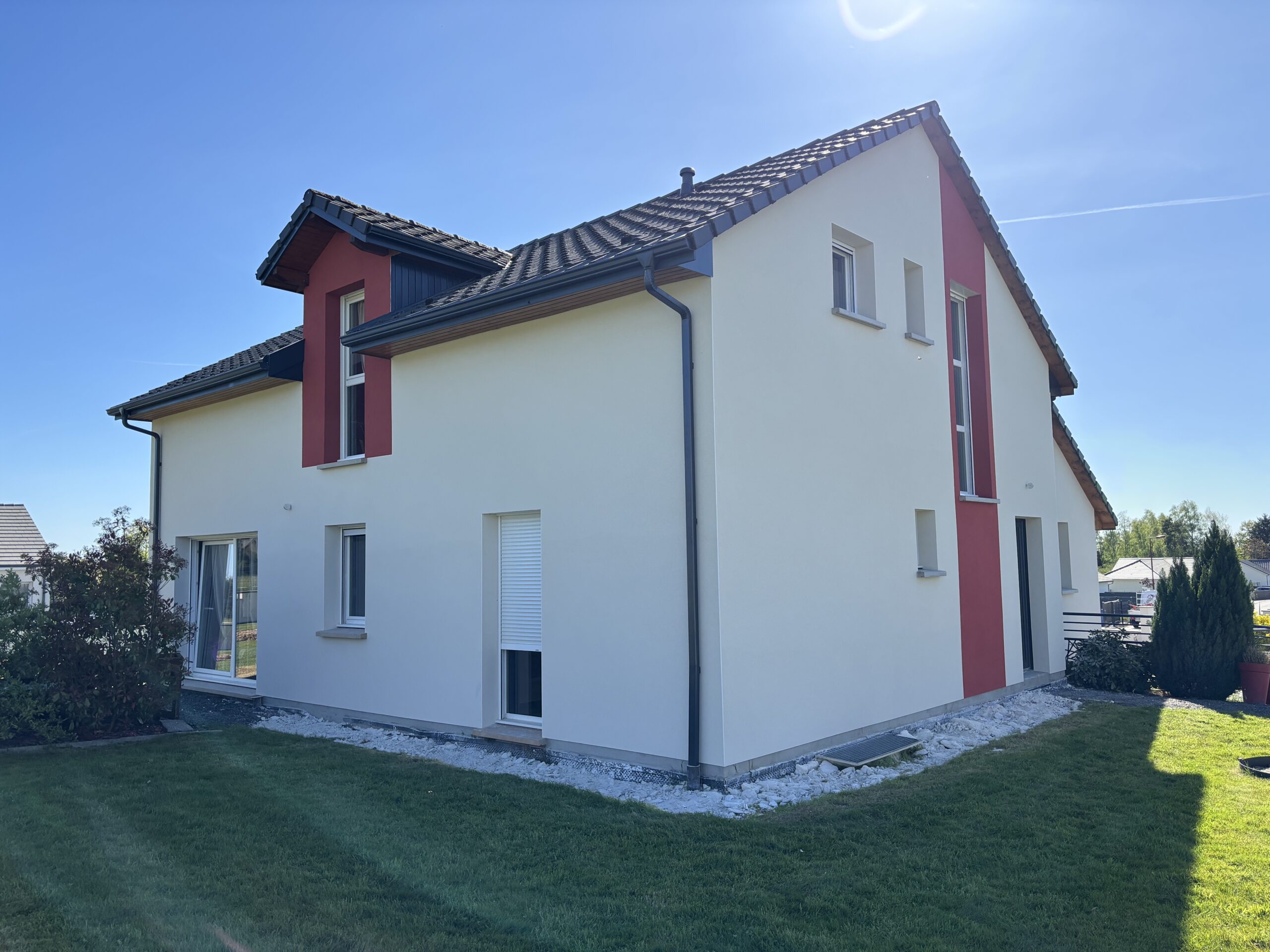 Ravalement de façade – Enduit chaux, trame fibre et finition grattée à Jeanménil (88700)
