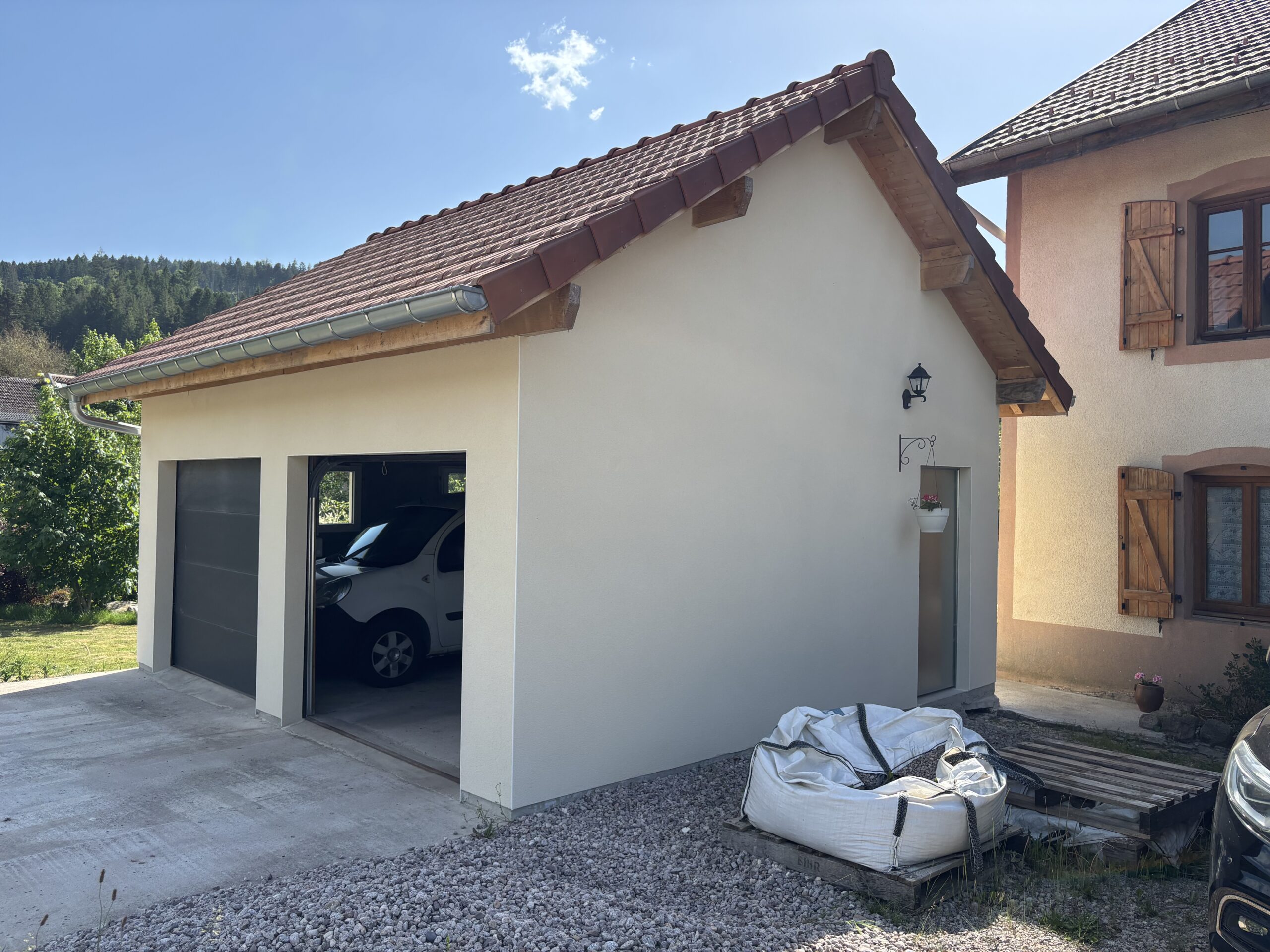 Ravalement terminé, enduit projeté, finition grattée.