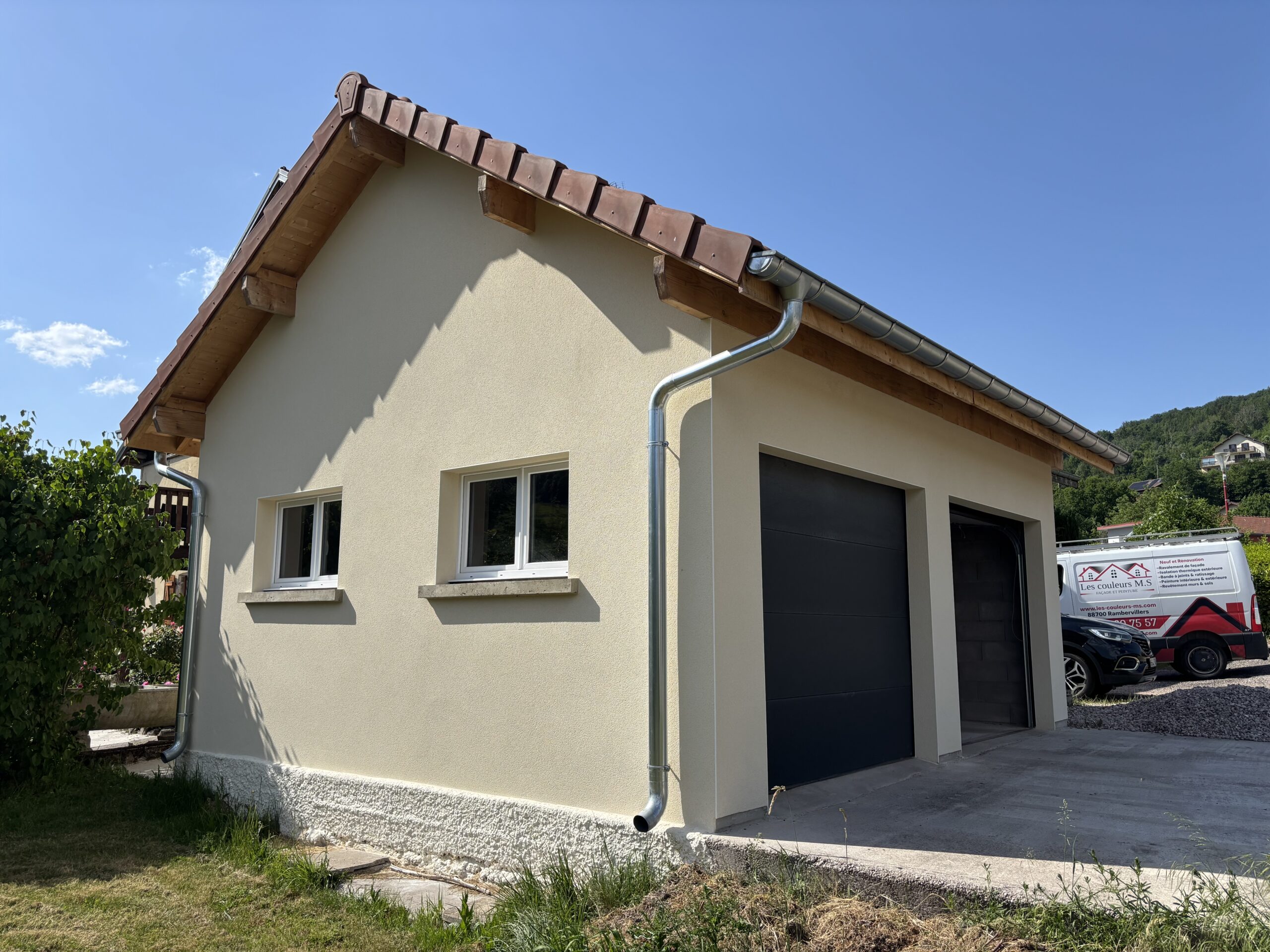 Ravalement terminé, enduit projeté, finition grattée.
