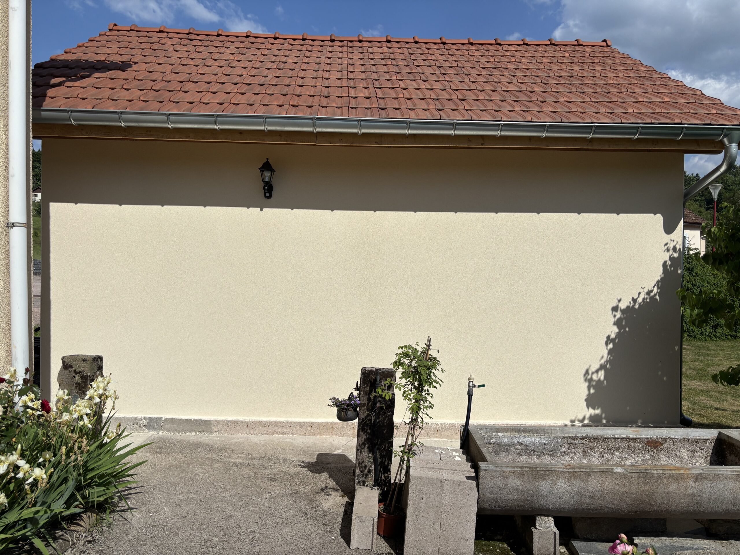 Ravalement terminé, enduit projeté, finition grattée.