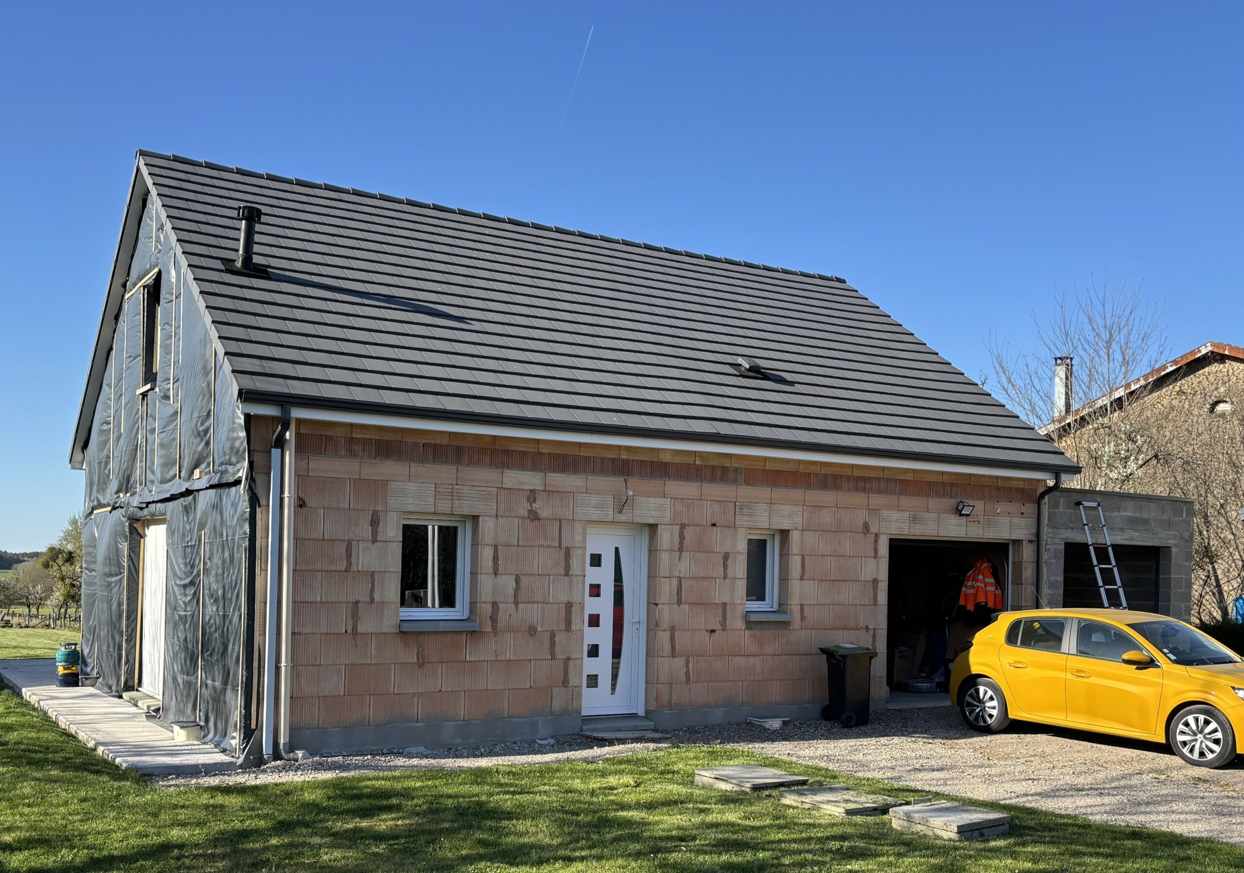 Façade de maison à Fontenay avant travaux de sous-enduit taloché et finition RPE par Les Couleurs MS