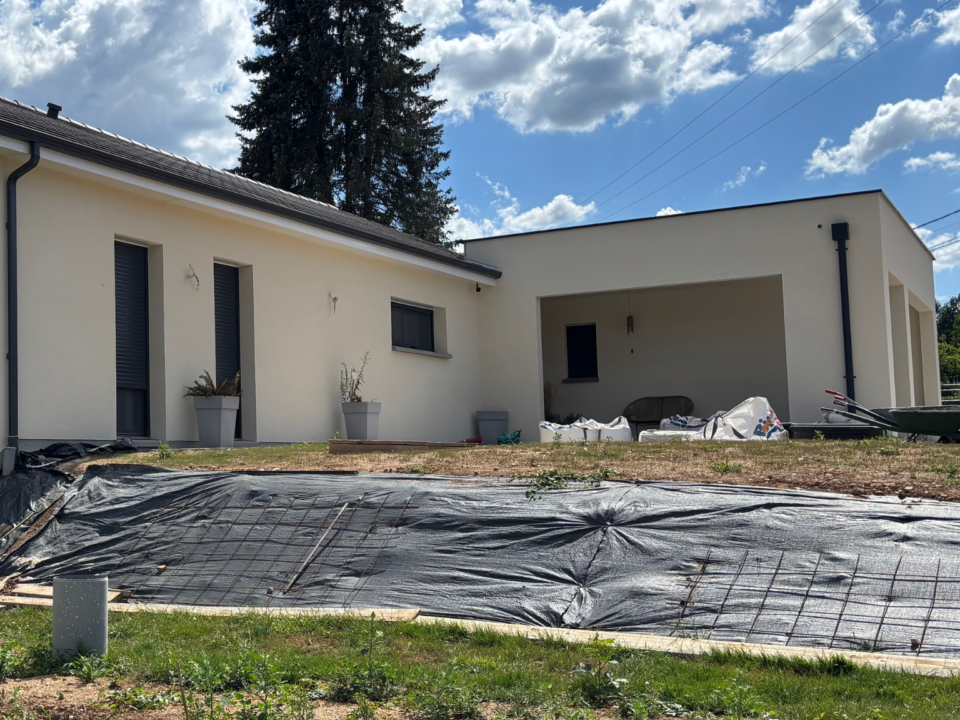 Façade de maison neuve avec enduit monocouche finition grattée réalisée par EURL Les Couleurs MS à Grandvillers.