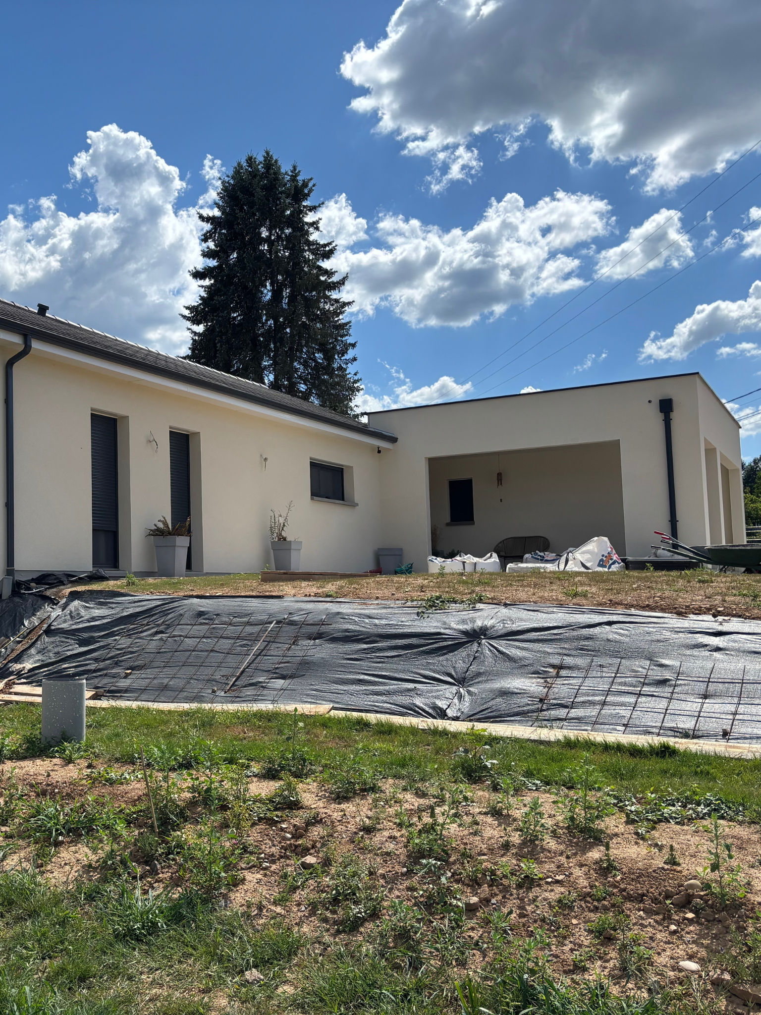 Façade de maison neuve avec enduit monocouche finition grattée réalisée par EURL Les Couleurs MS à Grandvillers.