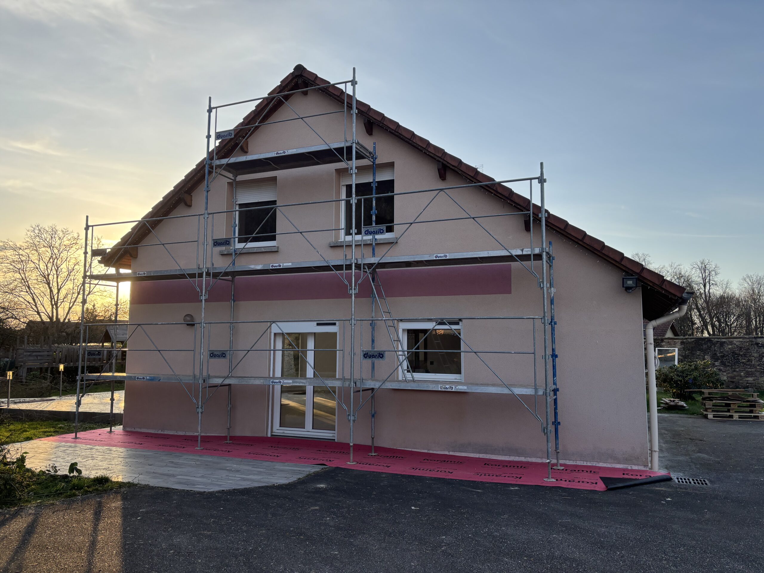 Début des travaux de rénovation de façade d’une maison à Rambervillers par EURL Les Couleurs MS