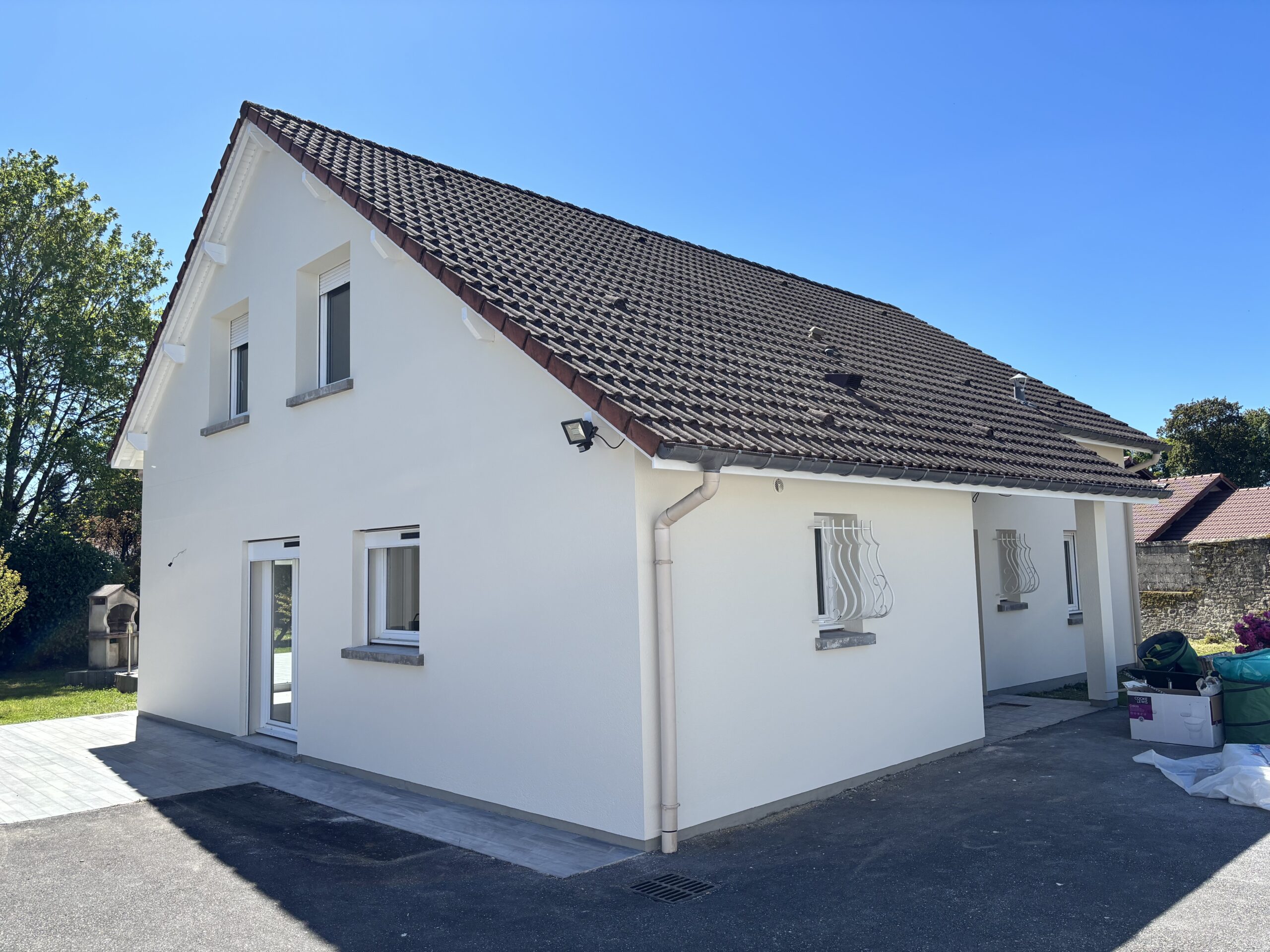 Rénovation et peinture d’une façade de maison à Rambervillers dans les Vosges