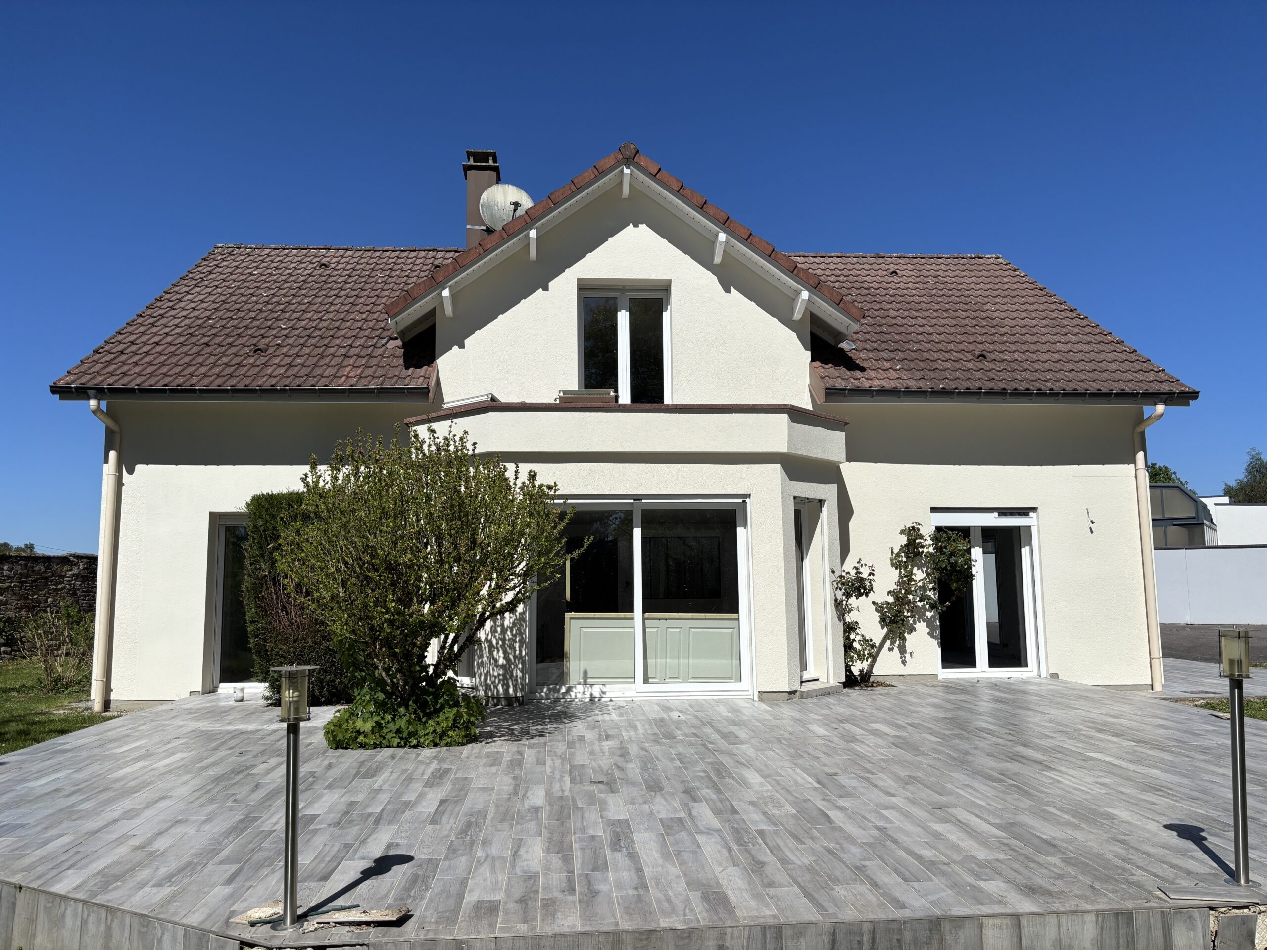 Application de peinture extérieure sur une maison à Rambervillers par EURL Les Couleurs MS