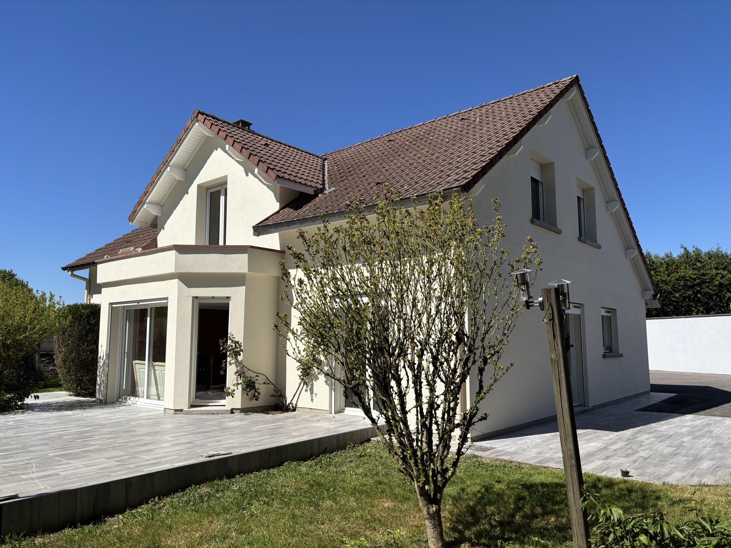 Maison rénovée avec peinture de façade et caissons sous toiture à Rambervillers par EURL Les Couleurs MS