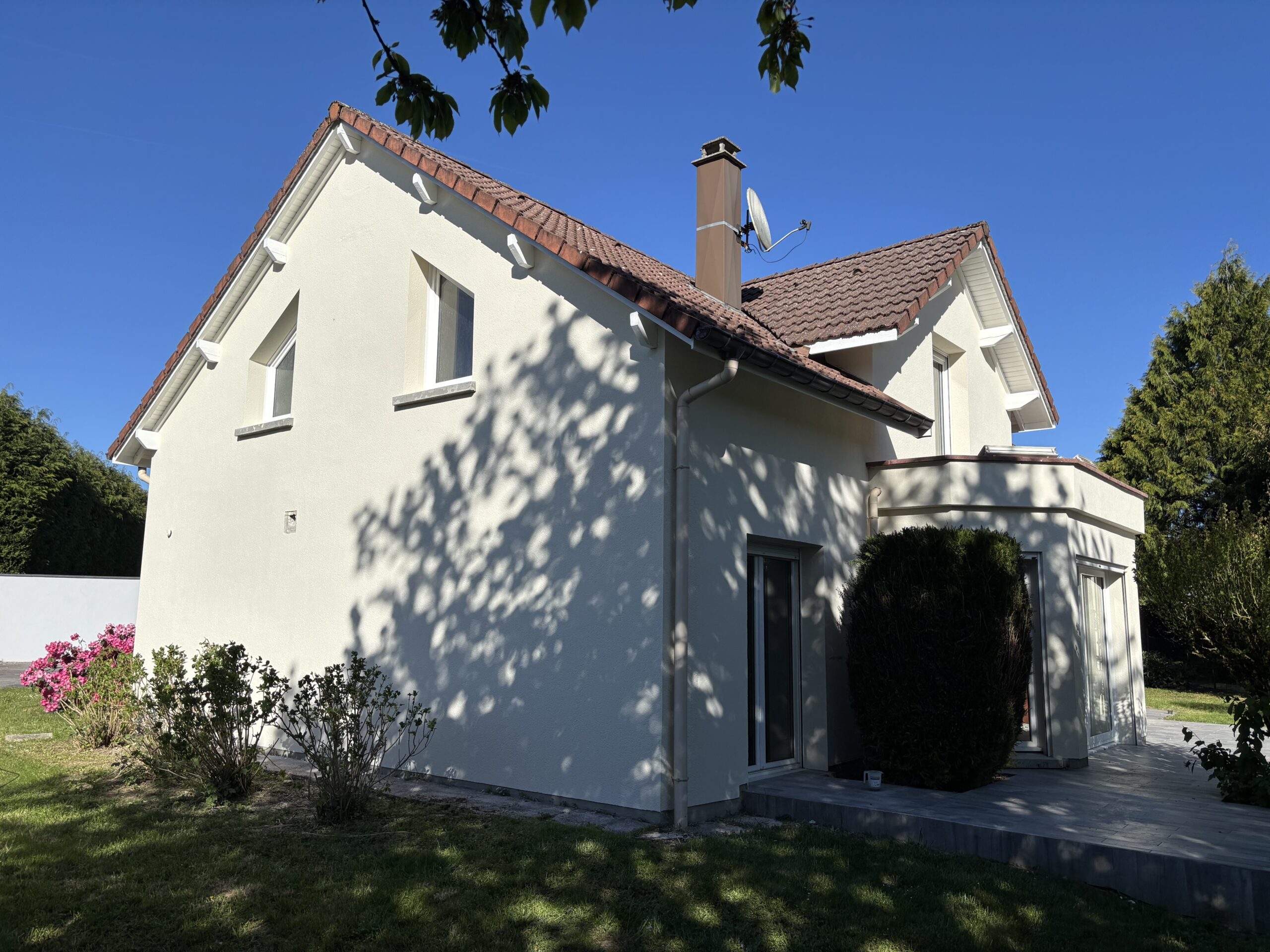 Rénovation de façade et peinture des caissons sous toiture d’une maison à Rambervillers par EURL Les Couleurs MS