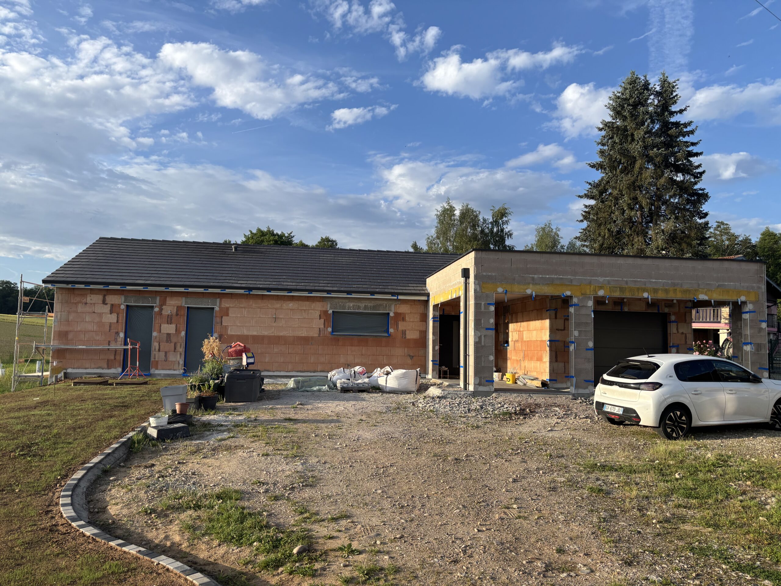 Maison neuve en brique avant application d’un enduit de façade à Grandvillers par EURL Les Couleurs MS.