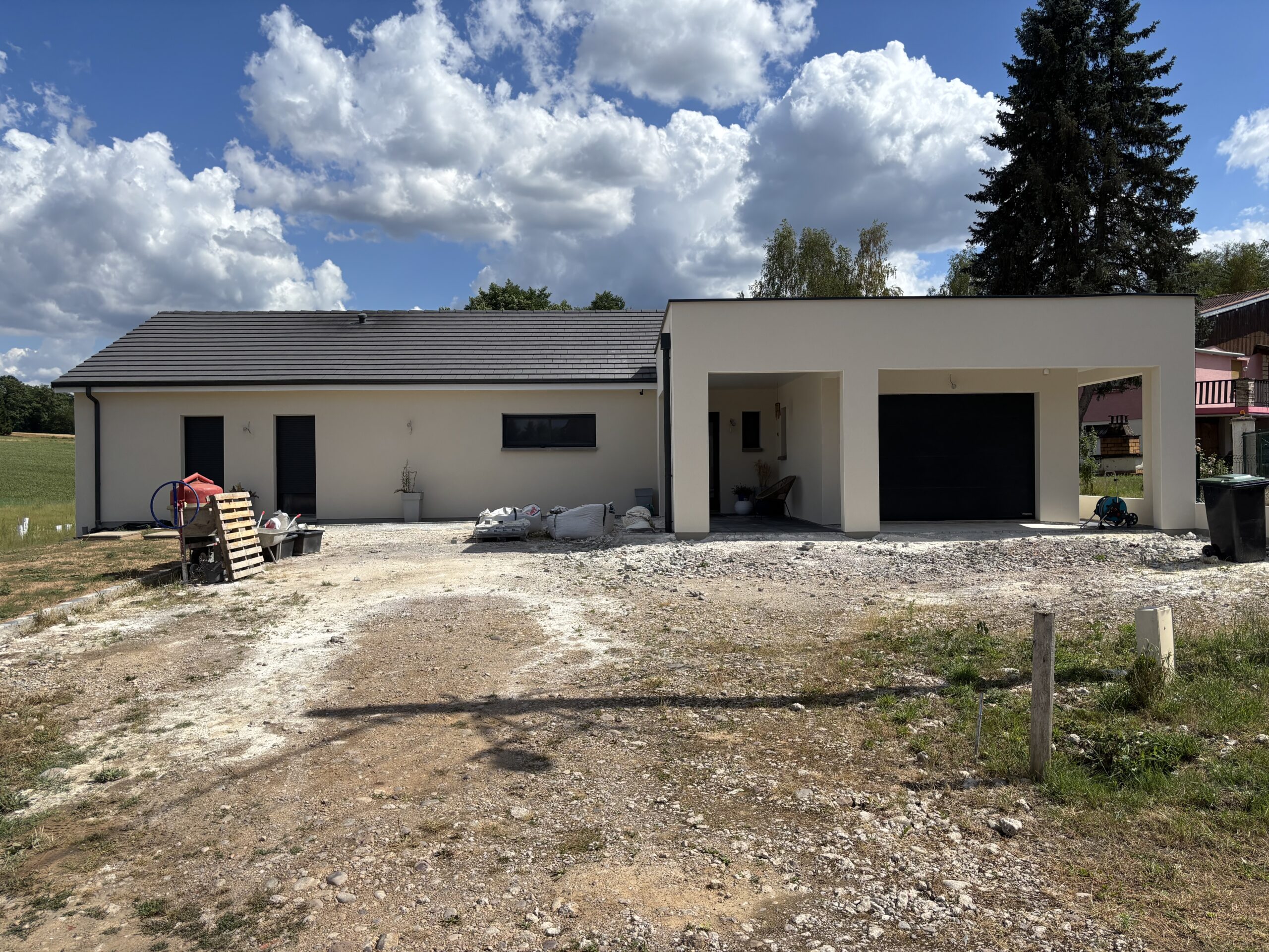 Façade de maison neuve avec enduit gratté réalisée à Grandvillers.