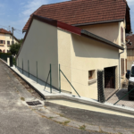 Garage neuf avec façade en enduit gratté et murettes en RPE système D3 à Nomexy dans les Vosges