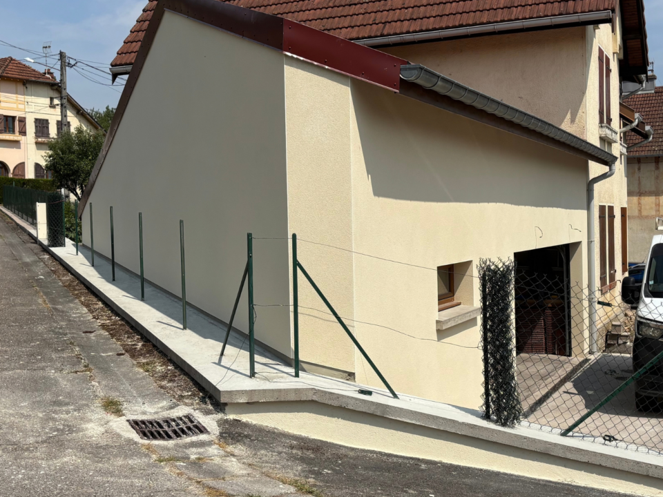 Garage neuf avec façade en enduit gratté et murettes en RPE système D3 à Nomexy dans les Vosges