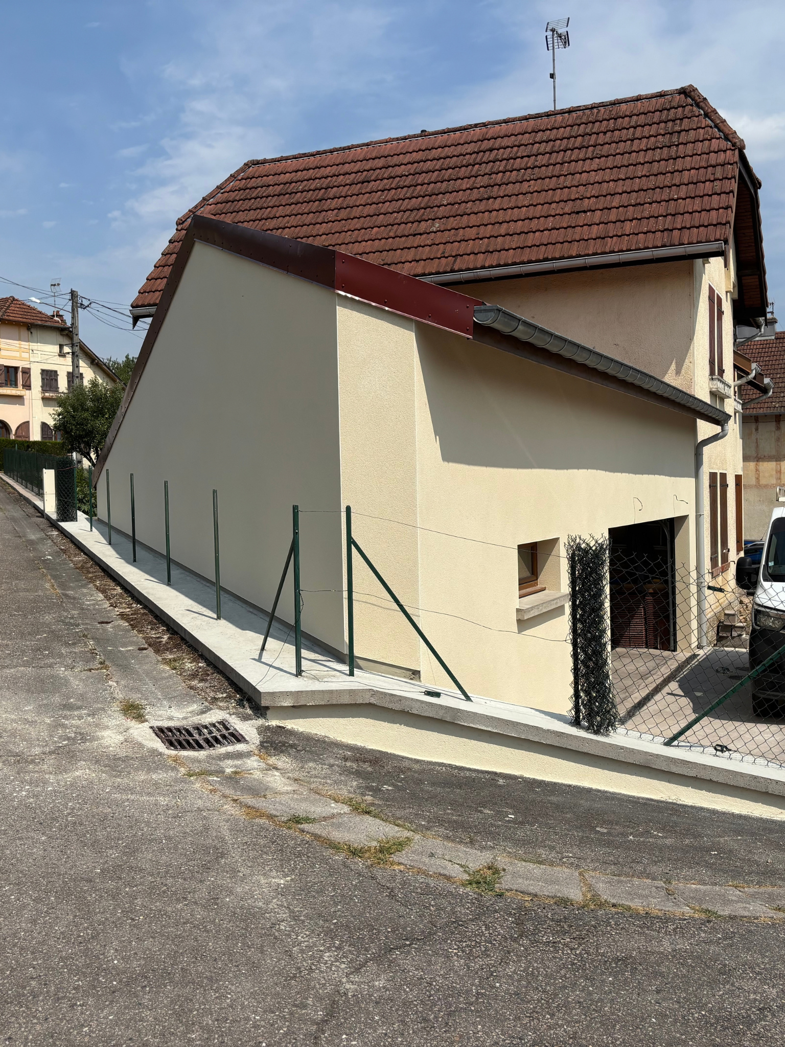 Garage neuf avec façade en enduit gratté et murettes en RPE système D3 à Nomexy dans les Vosges