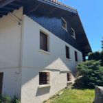 Rénovation d’une façade de maison avec peinture et lasure du bardage à Xonrupt-Longemer 88
