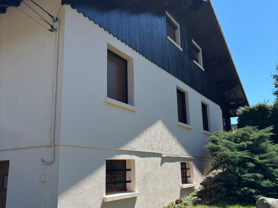 Rénovation d’une façade de maison avec peinture et lasure du bardage à Xonrupt-Longemer 88