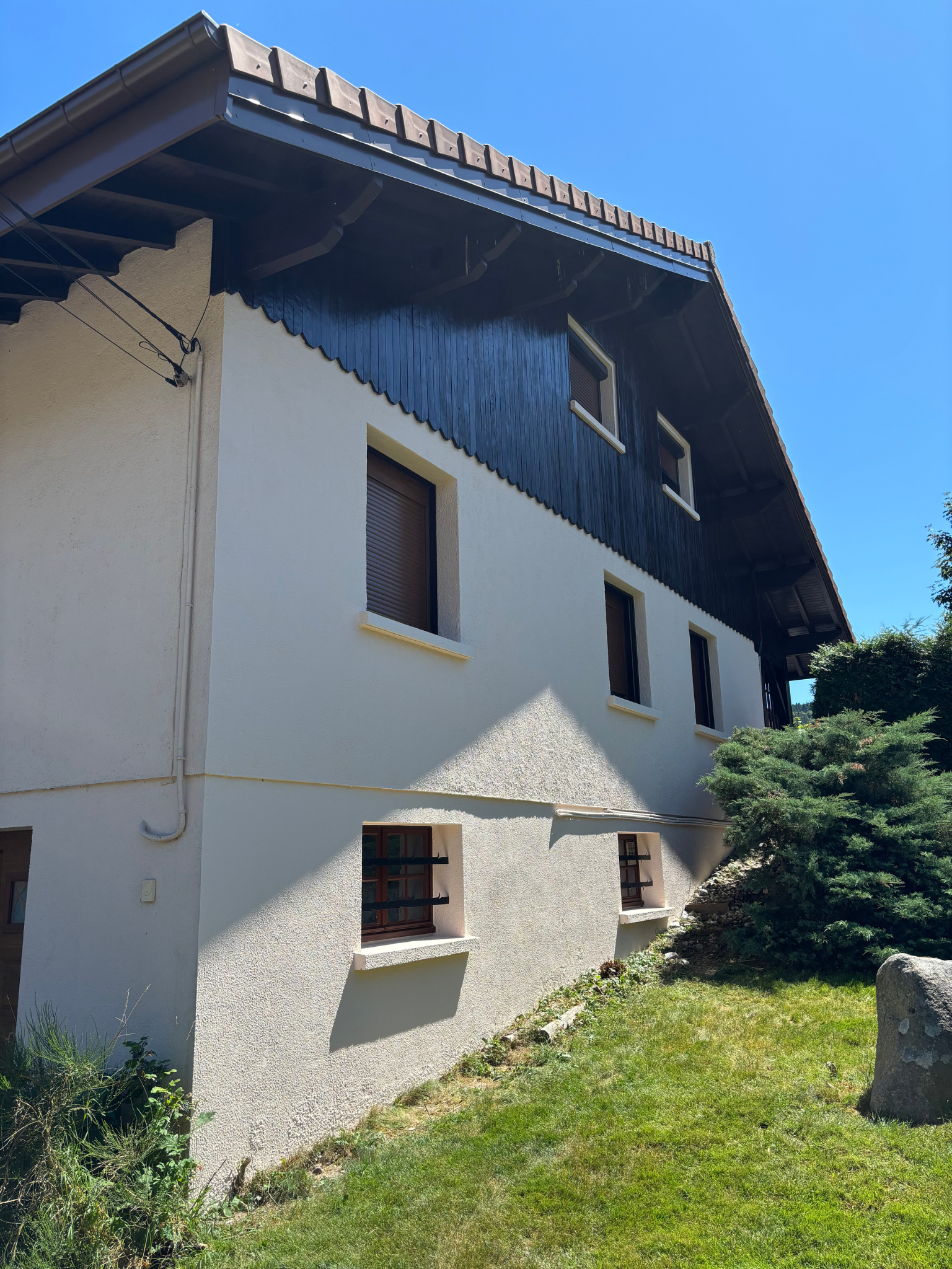 Rénovation d’une façade de maison avec peinture et lasure du bardage à Xonrupt-Longemer 88