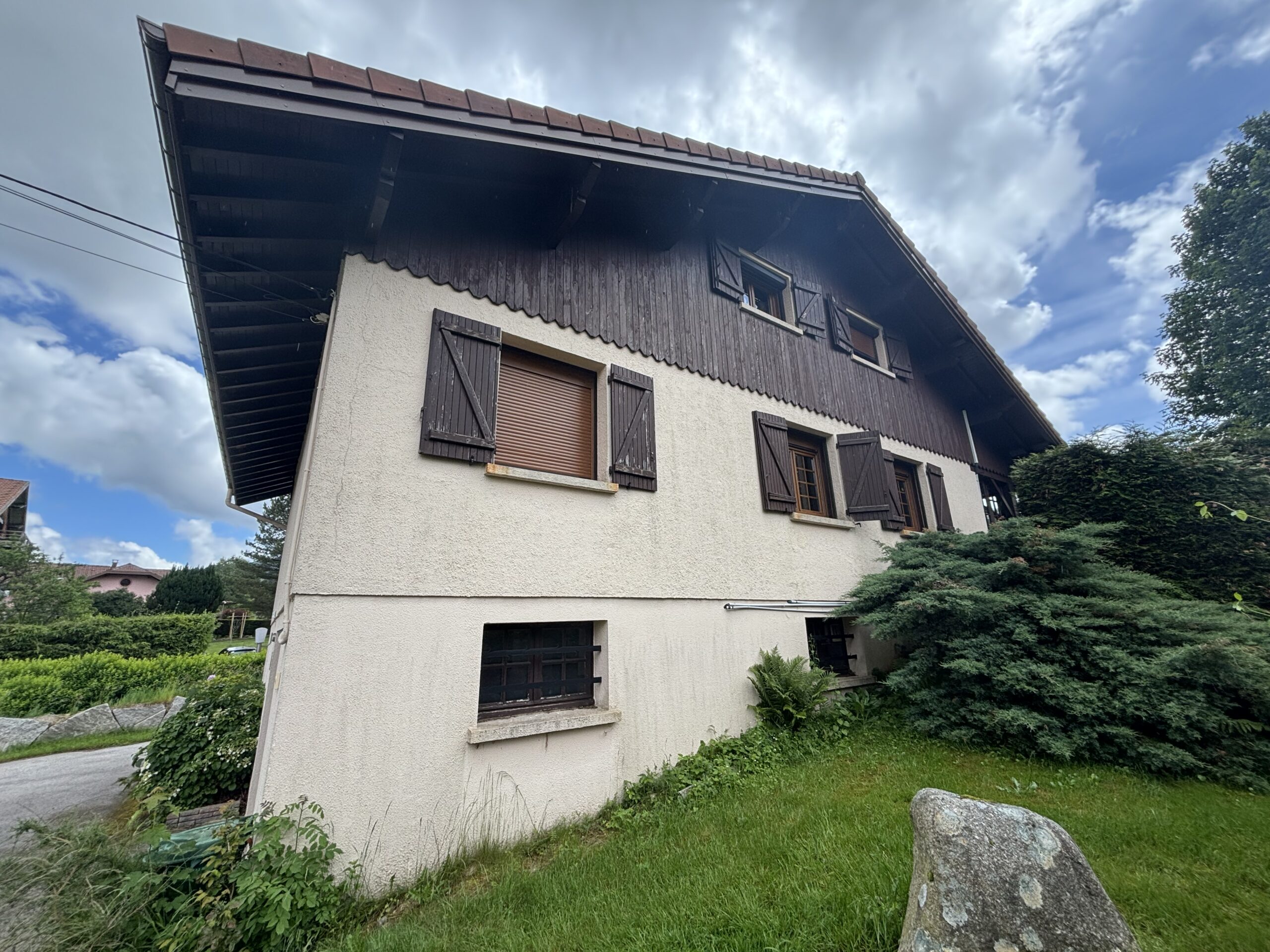 Pignon de maison avant travaux de rénovation extérieure à Xonrupt-Longemer dans les Vosges