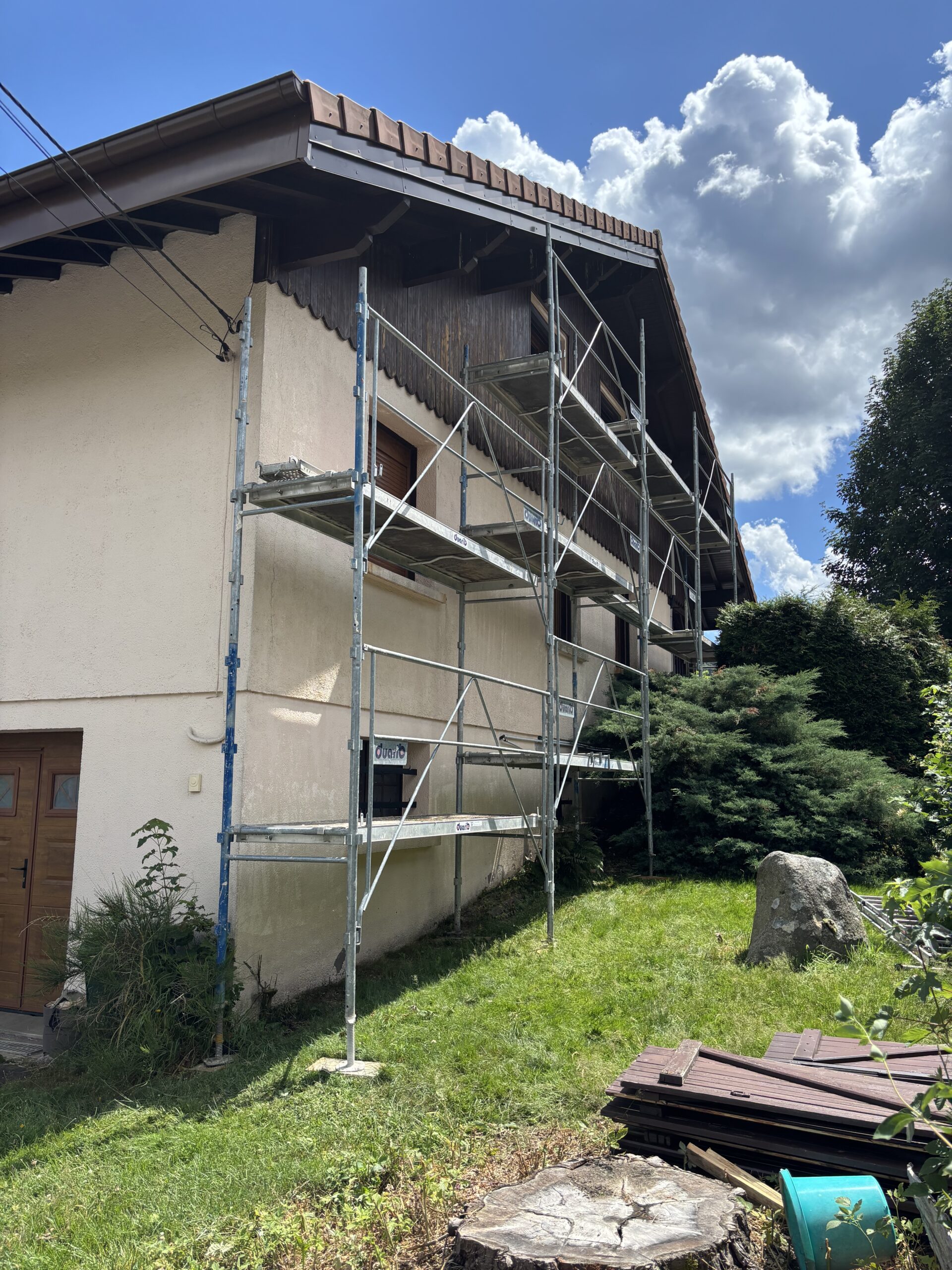 Chantier en cours de rénovation d’un pignon de maison à Xonrupt-Longemer dans les Vosges