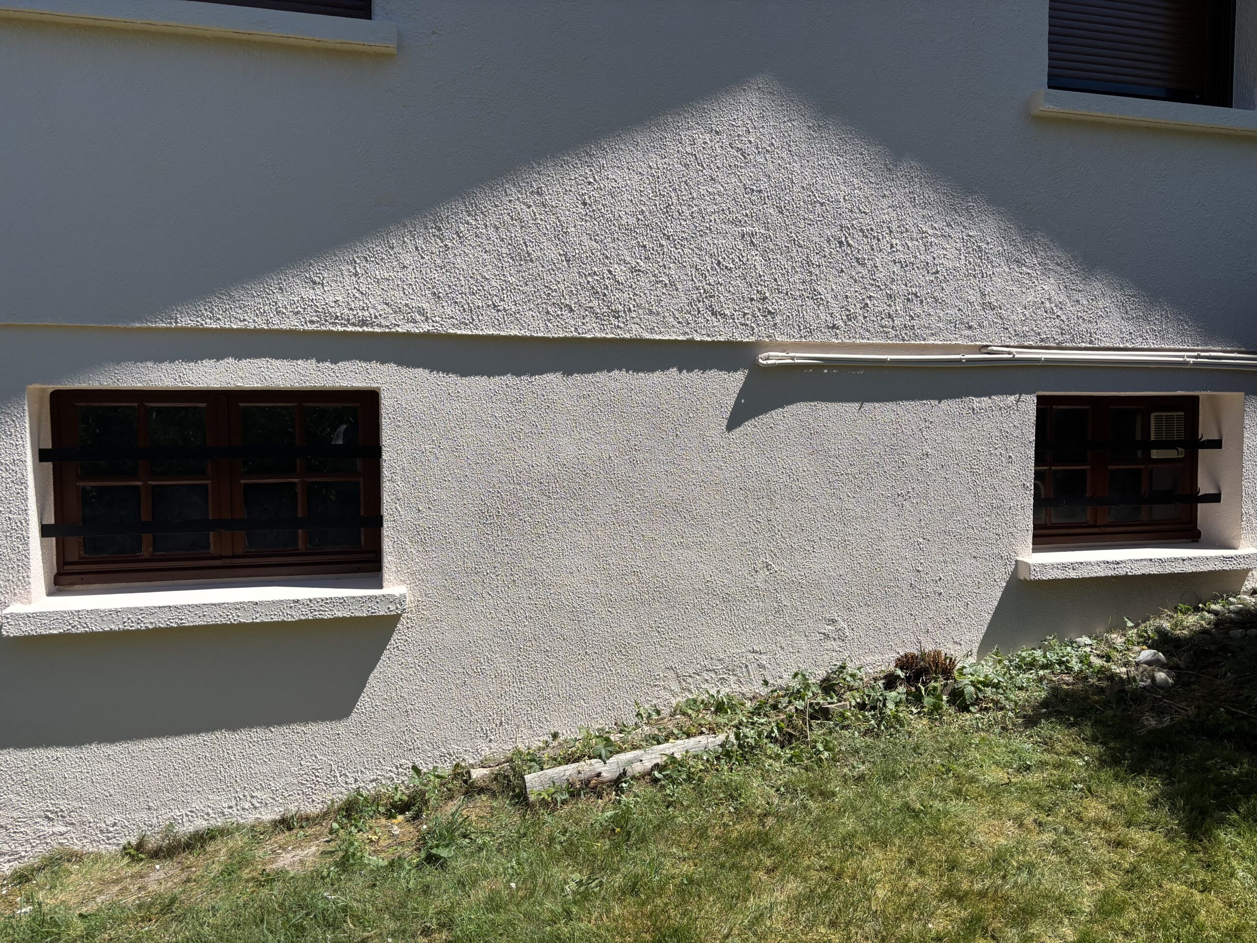 Peinture de deux fenêtres de sous-sol et d’une baie vitrée lors d’une rénovation de maison à Xonrupt-Longemer